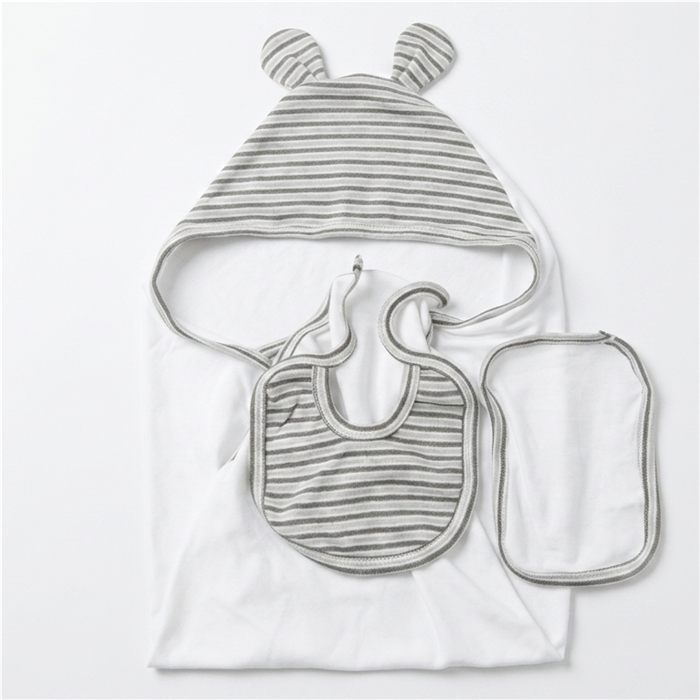 Body, babero y gorro del ajuar maternal de OSTEP